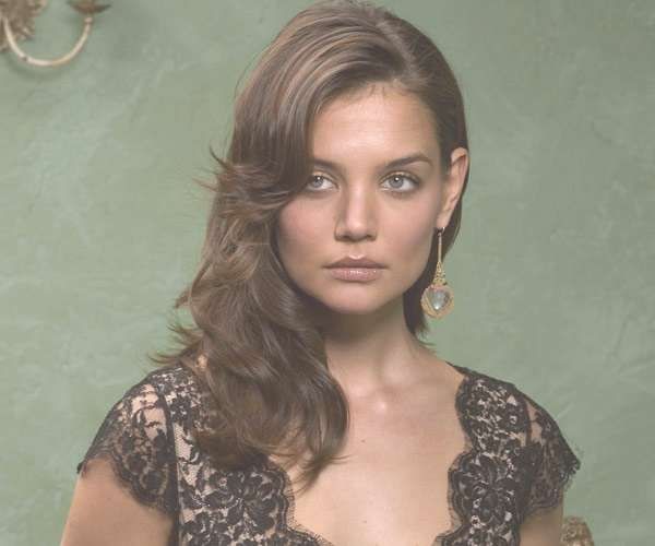 30 Breathtaking Katie Holmes Hairstyles – Slodive Pertaining To Most Recently Medium Hairstyles To One Side (View 7 of 25)