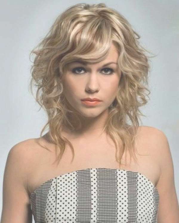 69 Gorgeous Ways To Make Layered Hair Pop In Current Medium Haircuts Curly Hair Round Face (View 22 of 25)