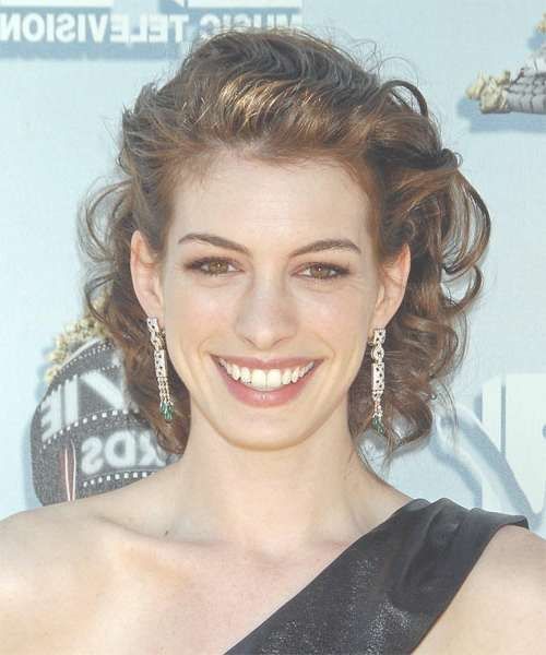 Anne Hathaway Hairstyles In 2018 Intended For 2018 Anne Hathaway Medium Hairstyles (Photo 15 of 16)