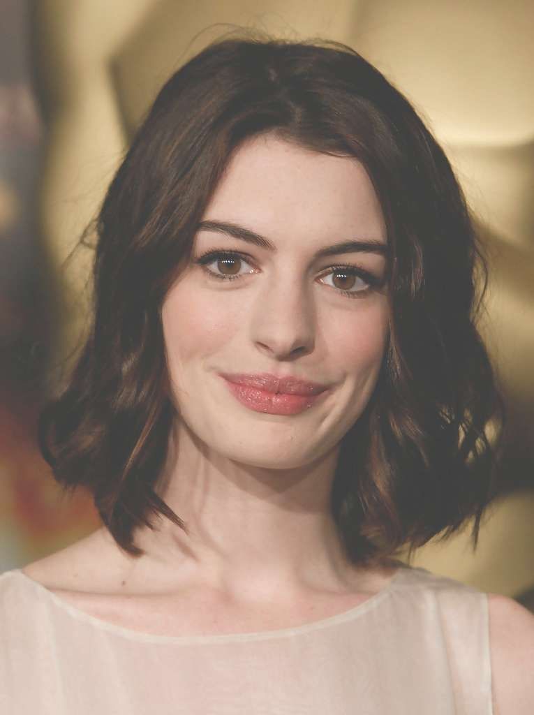 Anne Hathaway's Shoulder Length Hair – Medium Shoulder Length Regarding Best And Newest Anne Hathaway Medium Haircuts (View 7 of 25)