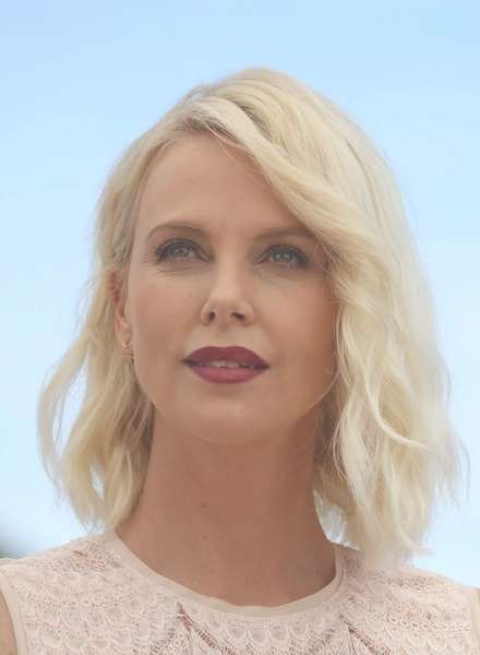 Charlize Theron Medium Wavy Cut – Charlize Theron Looks – Stylebistro Throughout Most Up To Date Charlize Theron Medium Haircuts (View 14 of 15)