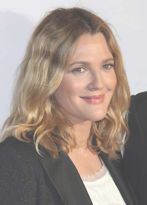 Drew Barrymore Blonde Medium Wavy Hairstyles – Popular Haircuts Pertaining To Recent Drew Barrymore Medium Haircuts (View 1 of 25)