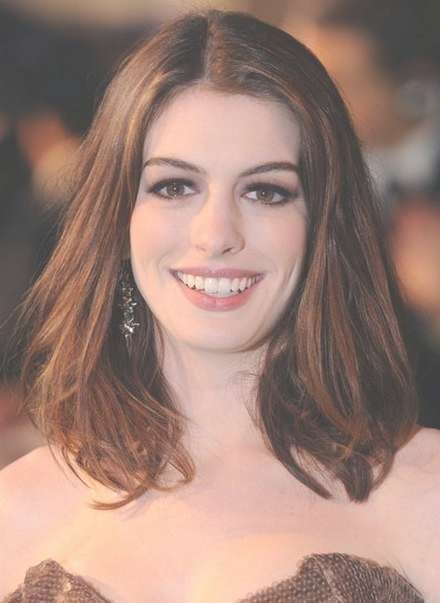 Hathaway's Shoulder Length Brunette Hairstyle Regarding Most Current Anne Hathaway Medium Haircuts (View 12 of 25)