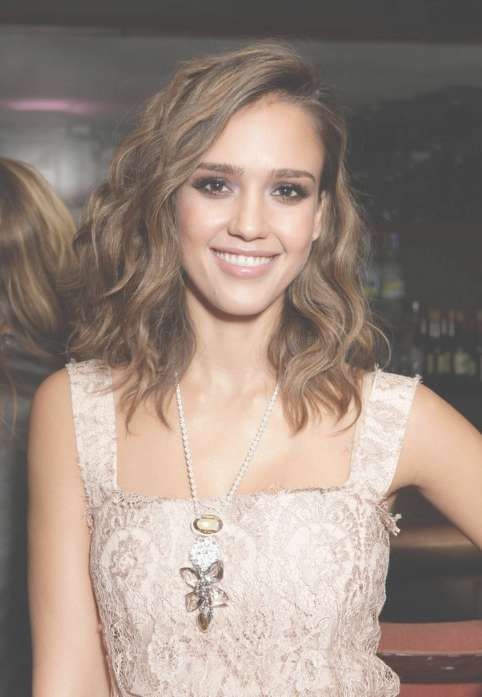 Jessica Alba Medium Layered Curly Hairstyle – Hairstyles Weekly For Most Popular Jessica Alba Medium Haircuts (View 13 of 25)