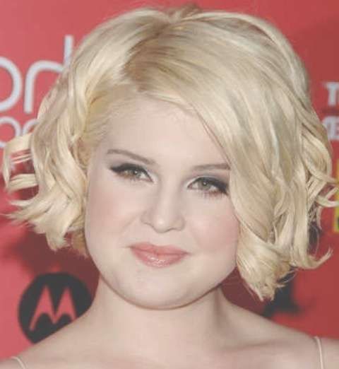 Kelly Osbourne Hairstyles: Side Parted Short Wavy Haircut – Pretty Pertaining To Most Up To Date Kelly Osbourne Medium Haircuts (View 21 of 25)