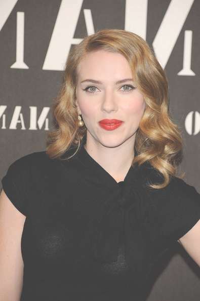 Scarlett Johansson's Pin Up Medium Curls – Celebrity Shoulder Regarding Most Popular Scarlett Johansson Medium Hairstyles (View 2 of 15)