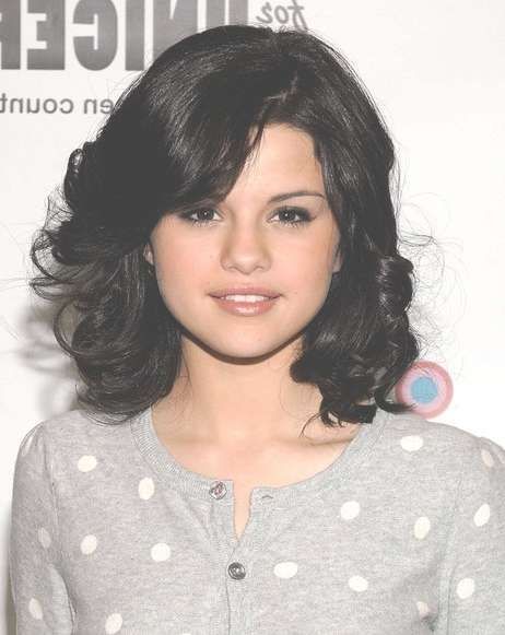 Selena Gomez Hairstyles: Messy Curly Hairstyle For Medium Hair Pertaining To 2018 Selena Gomez Medium Hairstyles (View 9 of 15)