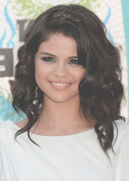 Selena Gomez Medium Wavy Hairstyles With Bangs – Hairstyles Weekly Within Newest Selena Gomez Medium Hairstyles (View 5 of 15)