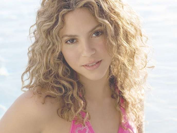Shakira Hairstyle: Sexy Medium Curly Hairstyle – Tousled Beach With Regard To Most Popular Medium Hairstyles Beach Waves (Photo 25 of 25)