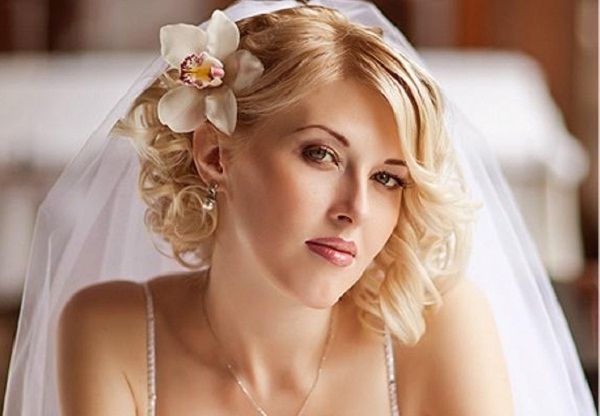 Simple Wedding Hairstyles For Shoulder Length Hair | Medium Hair Throughout Wedding Hairstyles For Shoulder Length Hair With Veil (Photo 7 of 15)