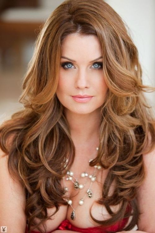 10 Fabulous Feathered Hairstyles For Long Straight Hair | Hair Within Feathered Cut Blonde Hairstyles With Middle Part (View 7 of 25)
