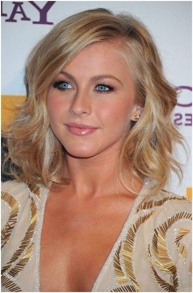 23 Chic Medium Hairstyles For Wavy Hair | Styles Weekly Pertaining To Tousled Shoulder Length Waves Blonde Hairstyles (View 21 of 25)