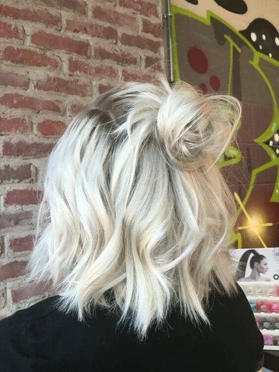 50 Fresh Short Blonde Hair Ideas To Update Your Style In 2018 For Soft Waves Blonde Hairstyles With Platinum Tips (View 24 of 25)