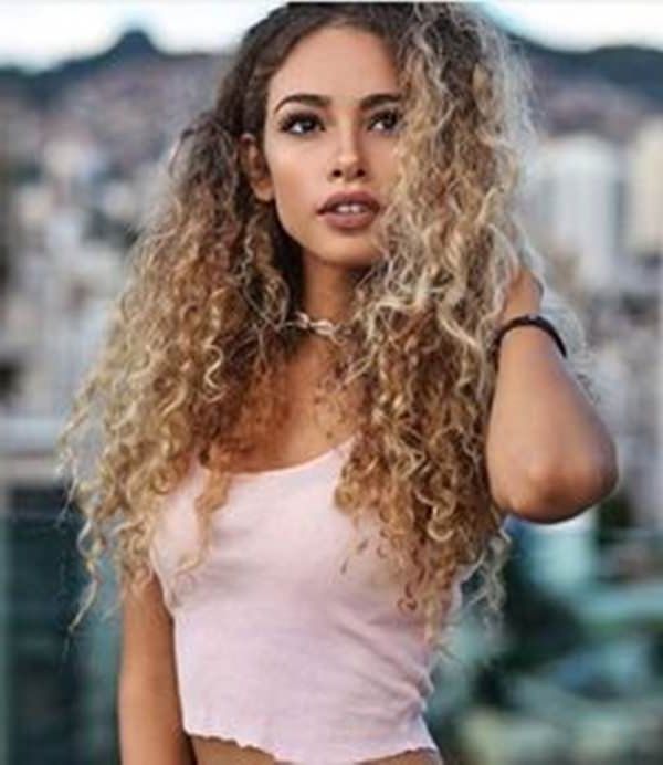 81 Stunning Curly Hairstyles For 2018 Short,medium & Long Curly Pertaining To Curly Blonde Ponytail Hairstyles With Weave (View 21 of 25)