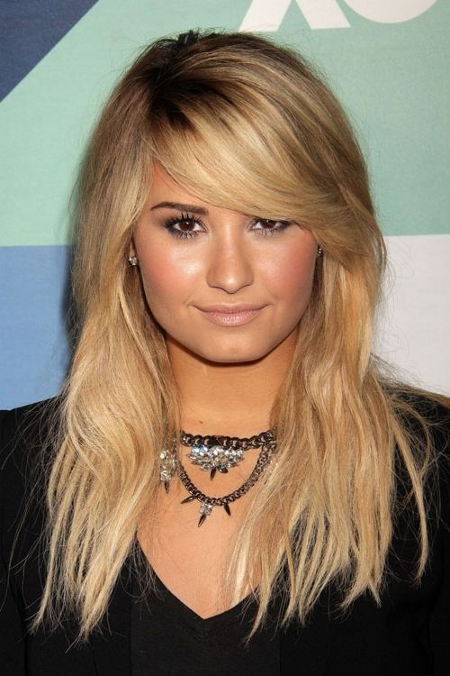 Demi Lovato Wavy Golden Blonde Dark Roots, Sideswept Bangs Hairstyle In Side Swept Warm Blonde Hairstyles (Photo 22 of 25)
