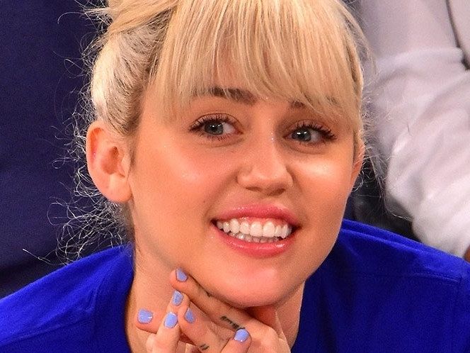Miley Cyrus Regrets Dyeing Her Hair Platinum Blonde | Self In Platinum Blonde Long Locks Hairstyles (View 21 of 25)