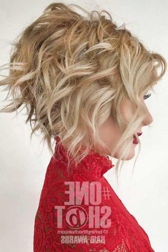 Several Ways Of Pulling Off An Inverted Bob | Lovehairstyles Inside Angled Wavy Lob Blonde Hairstyles (Photo 17 of 25)