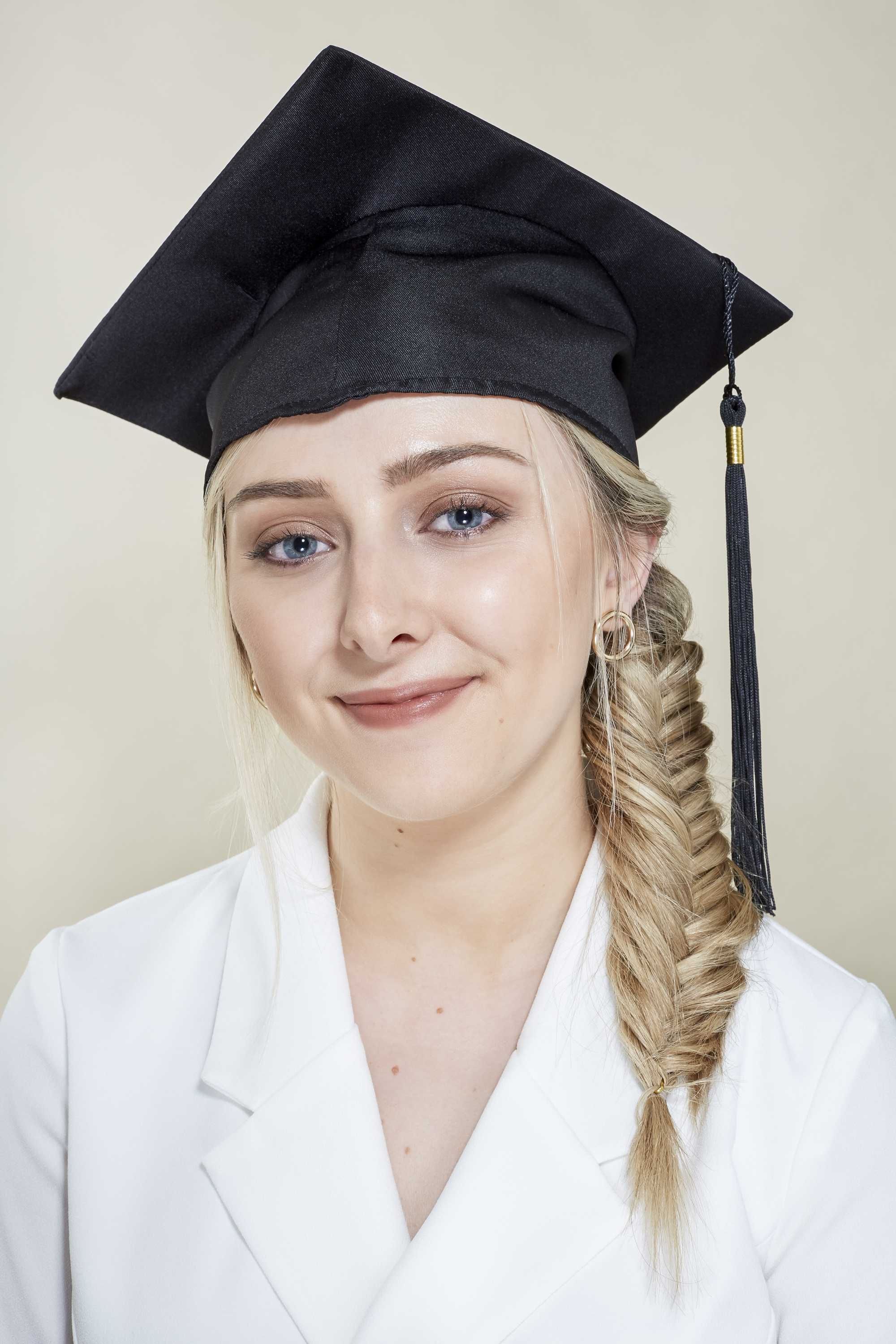 10 Graduation Hairstyles That'll Look Fabulous Under Your Cap Within Short Hair Graduation Cap (View 7 of 25)