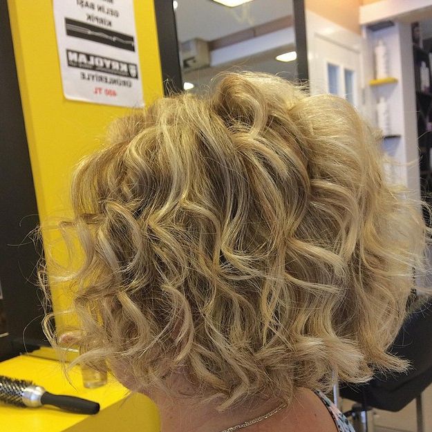 22 Stacked Bob Hairstyles For Your Trendy Casual Looks – Pretty Designs Regarding Frizzy Razored White Blonde Bob Haircuts (View 23 of 25)