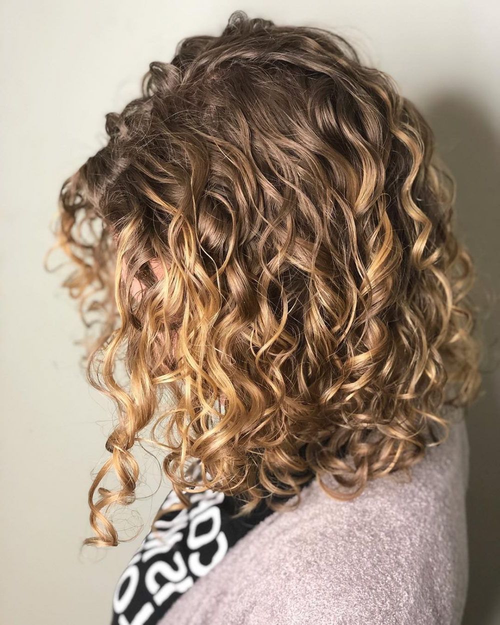 30 Gorgeous Medium Length Curly Hairstyles For Women In 2018 Within Scrunched Curly Brunette Bob Hairstyles (Photo 11 of 25)