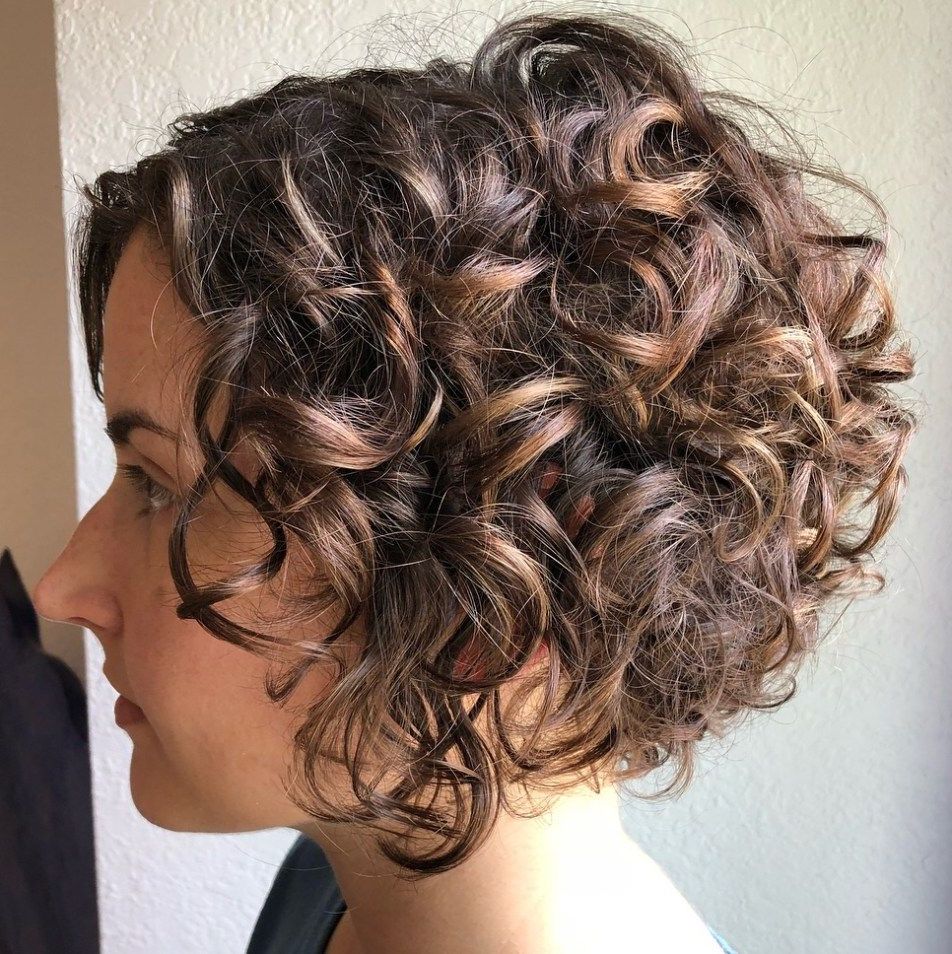 60 Most Delightful Short Wavy Hairstyles | Cortes De Cabello With Regard To Short Curly Caramel Brown Bob Hairstyles (Photo 4 of 25)