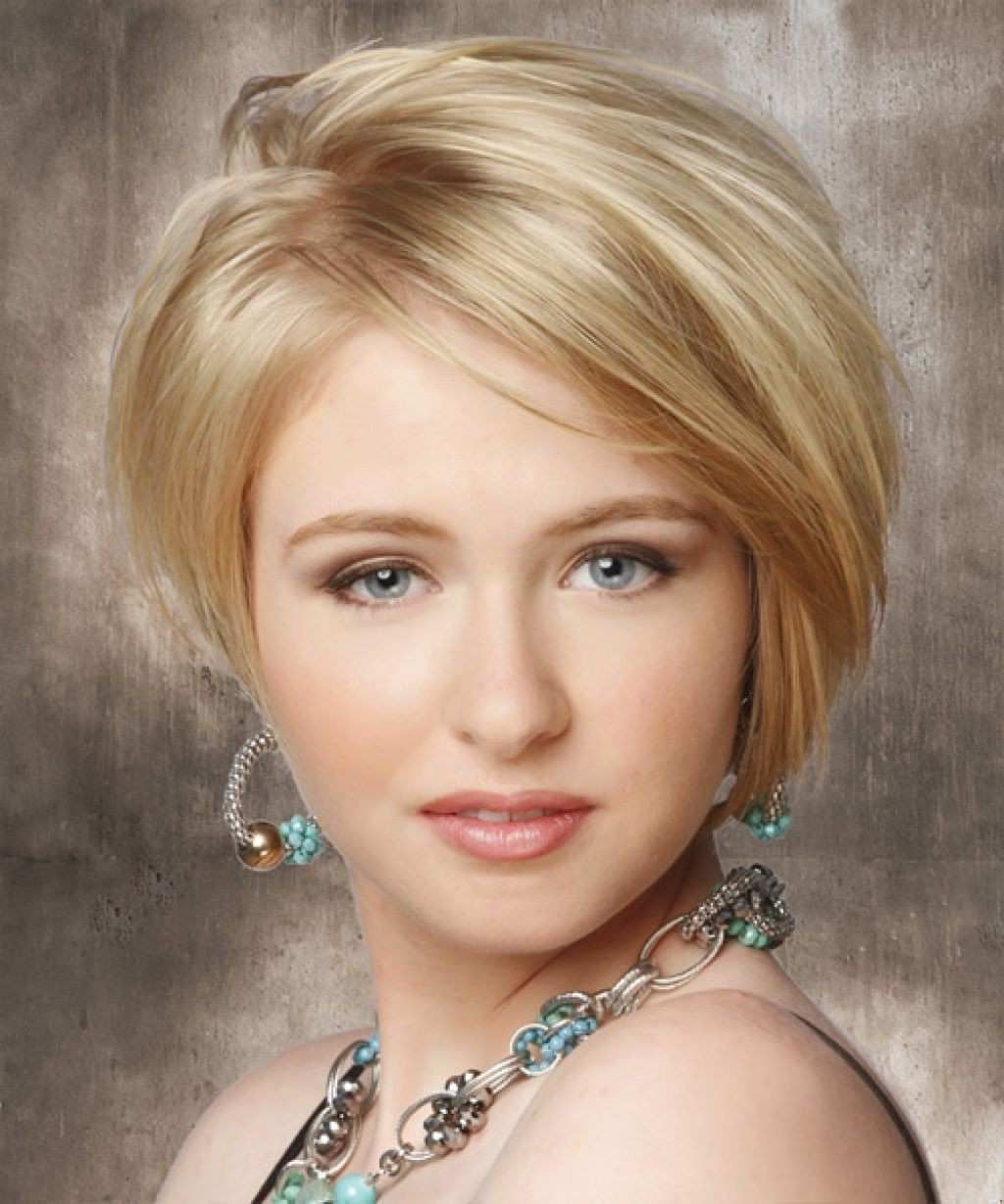 60 Short Haircuts For Oval Faces And Thick Hair | Hairstyle Ideas Regarding Short Hairstyle For Women With Oval Face (Photo 20 of 25)