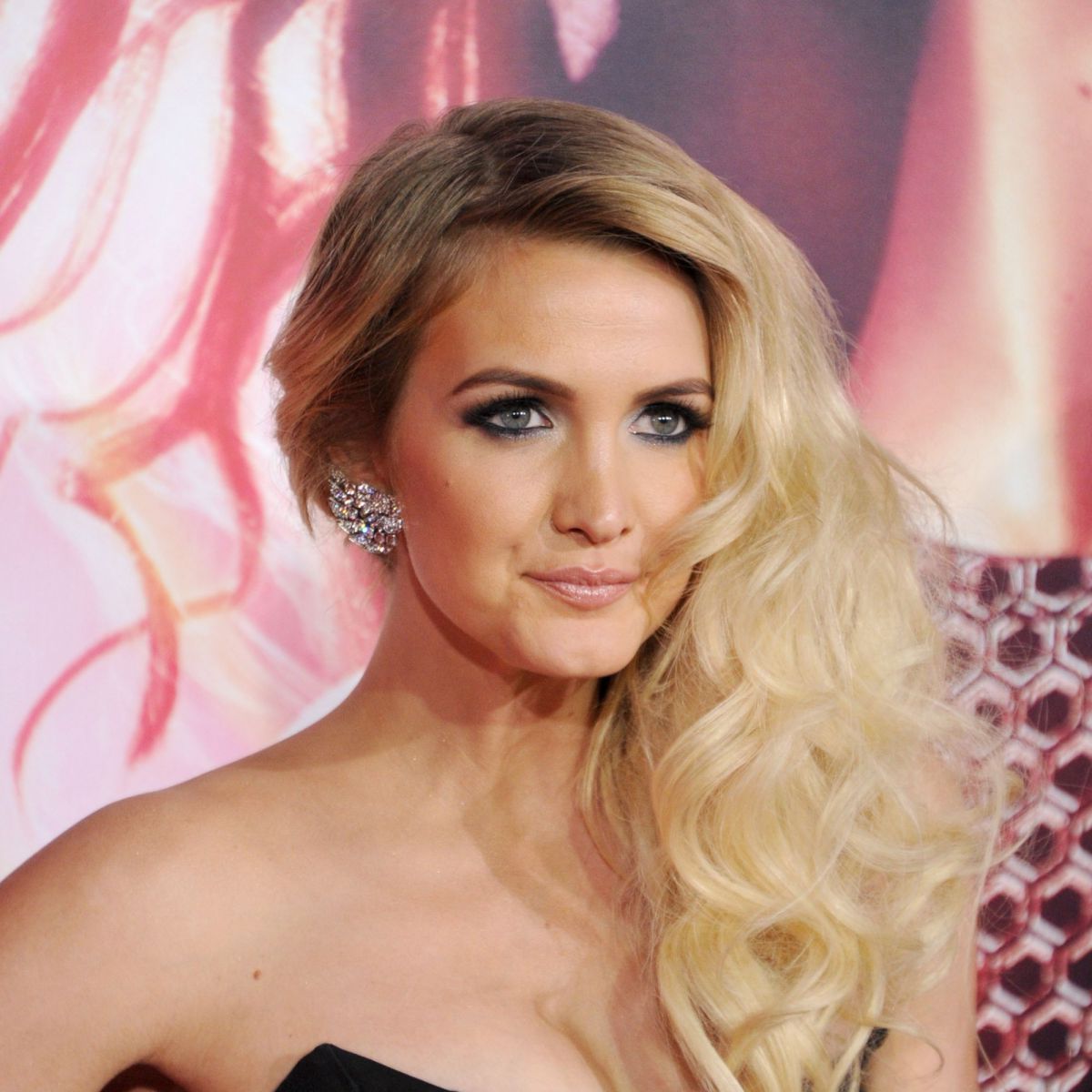 Ashlee Simpson: Different Ways To Style Long Blonde Hair Pertaining To Ashlee Simpson Short Hairstyles (View 23 of 25)