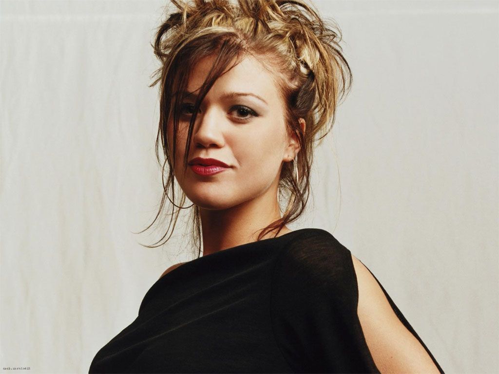 Kelly Clarkson Hairstyles Ideas And Inspiration Intended For Kelly Clarkson Short Haircut (View 14 of 25)