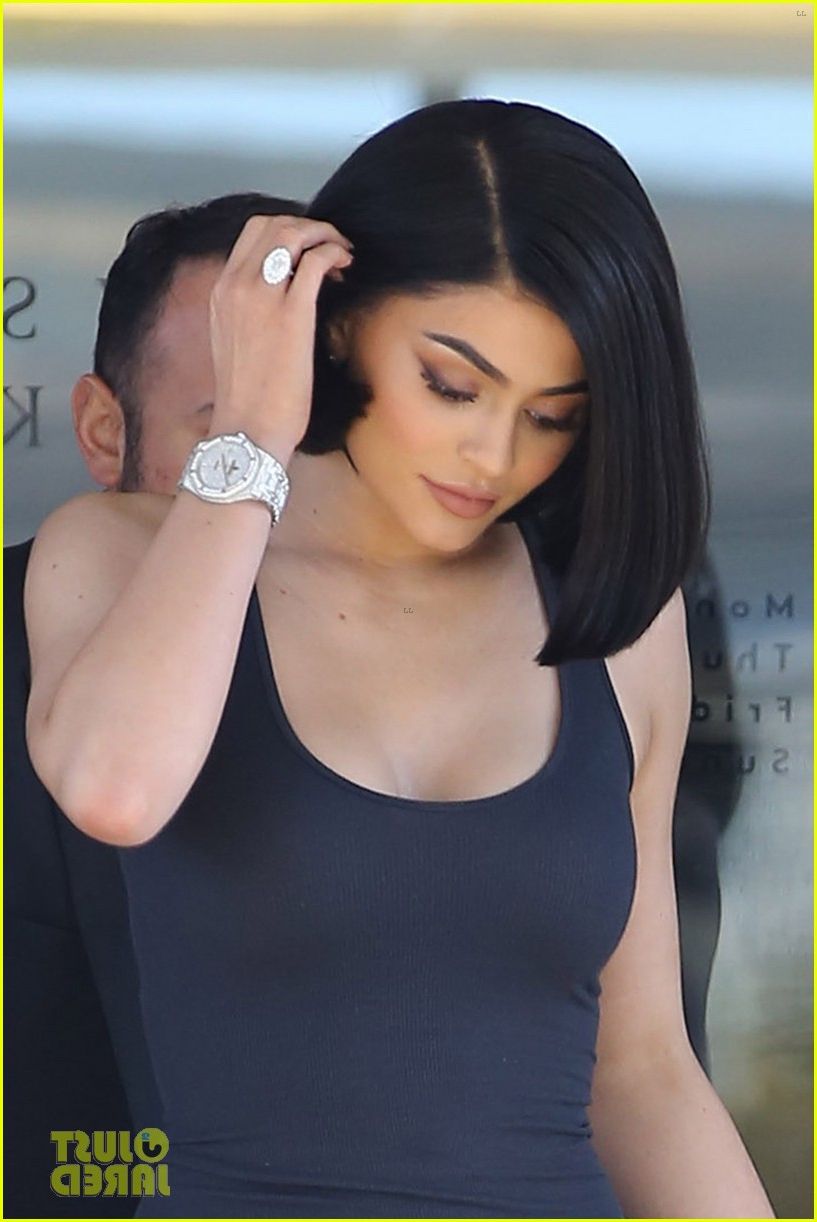 Kylie Jenner Debuts Her New Short Haircut!: Photo 3706755 | Kris Intended For Kris Jenner Short Haircuts (View 17 of 25)