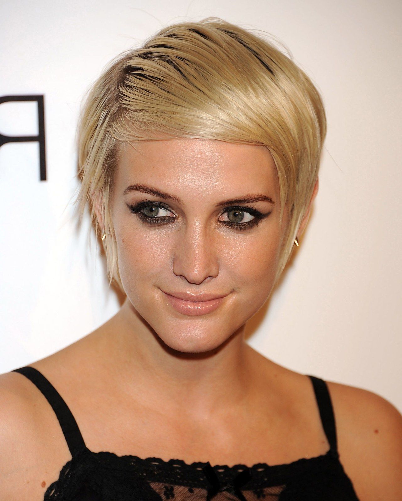 Mindy Kaling Says She's The Only One Who Loves Her Short Haircut On With Regard To Ashlee Simpson Short Hairstyles (Photo 21 of 25)
