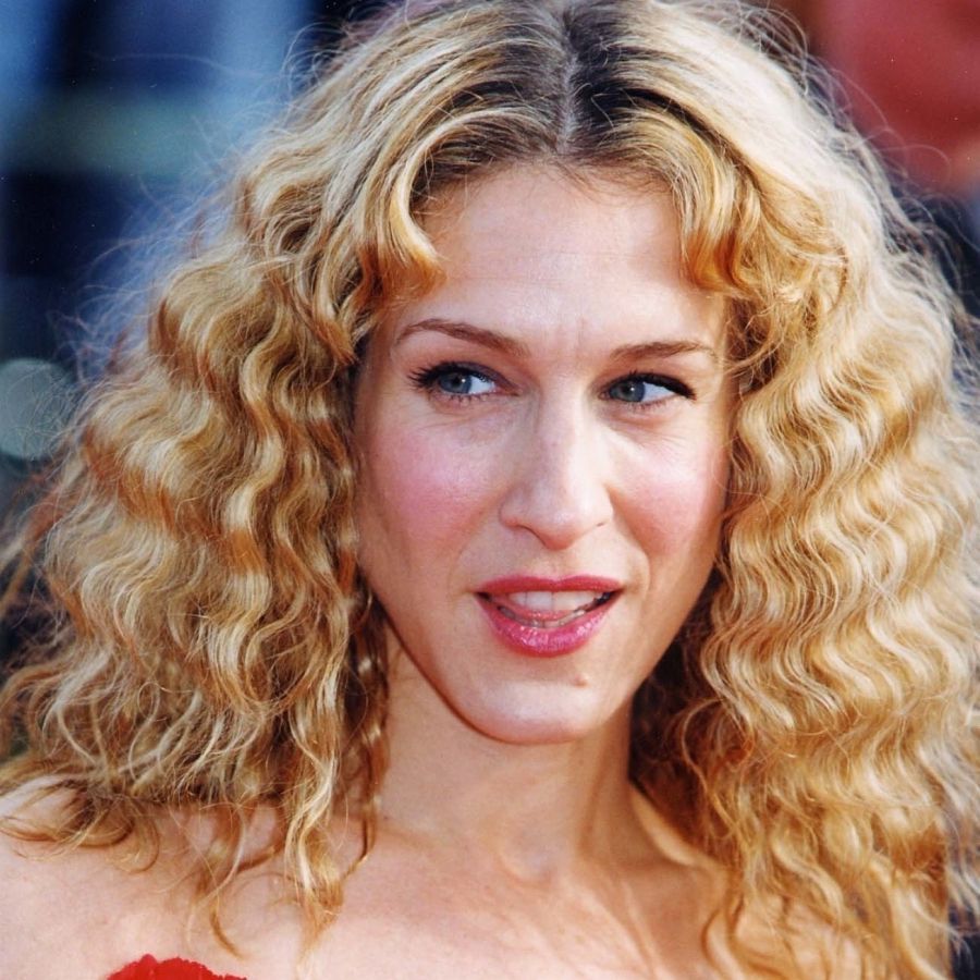 Sarah Jessica Parker Proves Curly Hair Is Super Chic | Richard Magazine Throughout Carrie Bradshaw Short Haircuts (Photo 16 of 25)