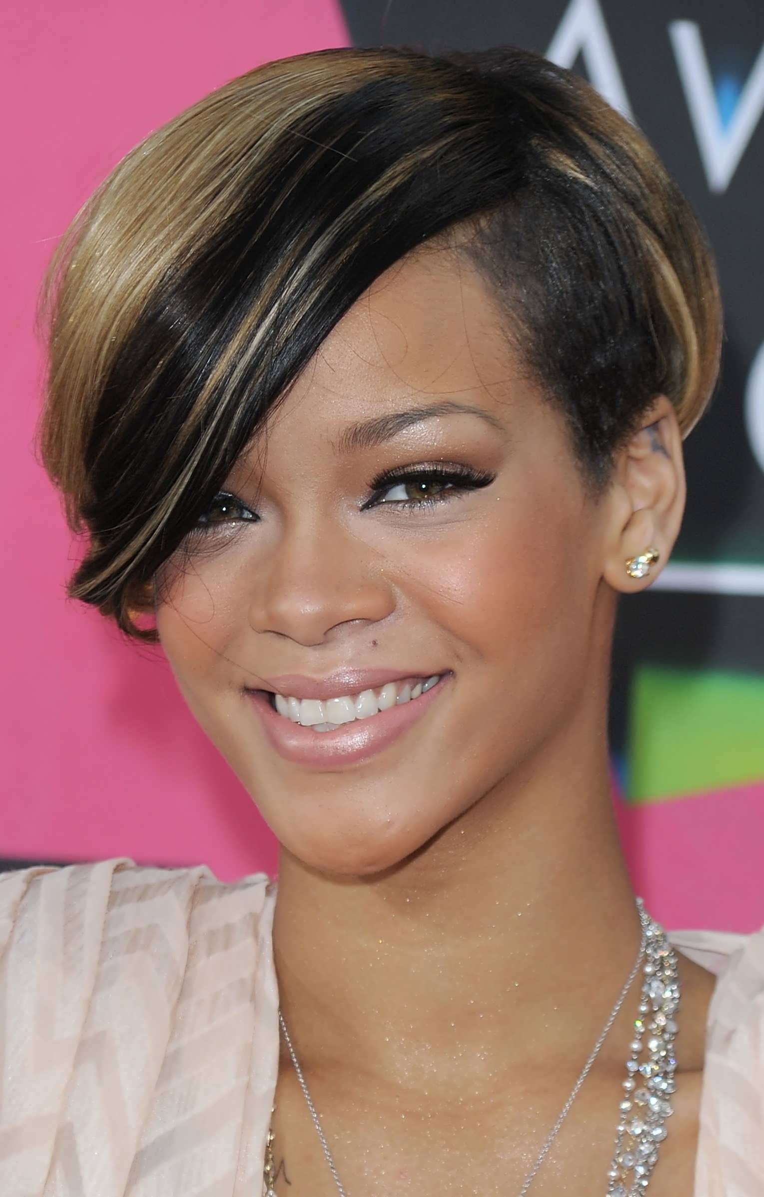 Short Hairstyles For African American Women With Round Faces With Short Hairstyles For African American Women With Round Faces (Photo 16 of 25)