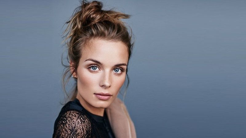 The Best Messy Bun Hairstyles For Every Hair Length – The Trend Spotter Intended For Wavy Free Flowing Messy Ponytail Hairstyles (View 12 of 25)