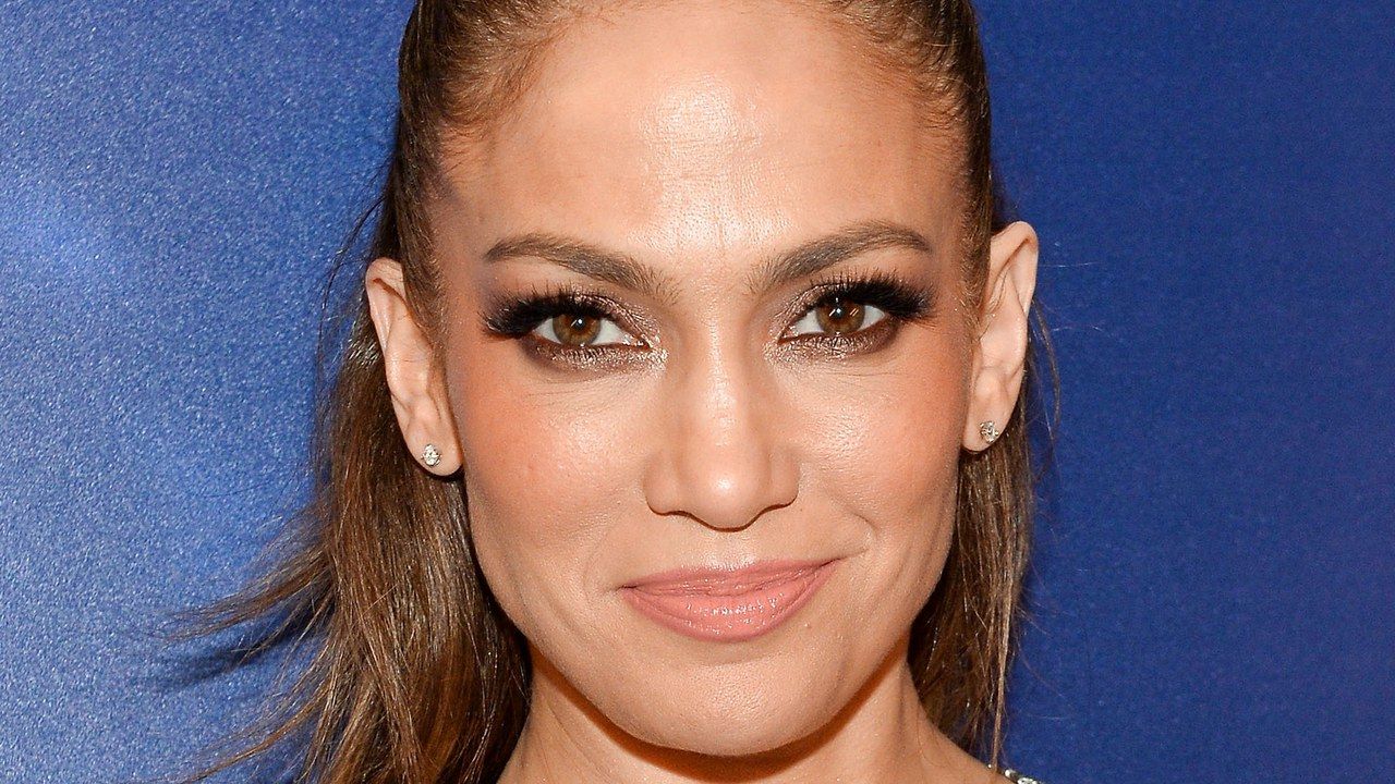 Whoa, Jennifer Lopez Cut Her Hair Into A Shoulder Length Lob – Allure Inside Jennifer Lopez Short Haircuts (View 23 of 25)