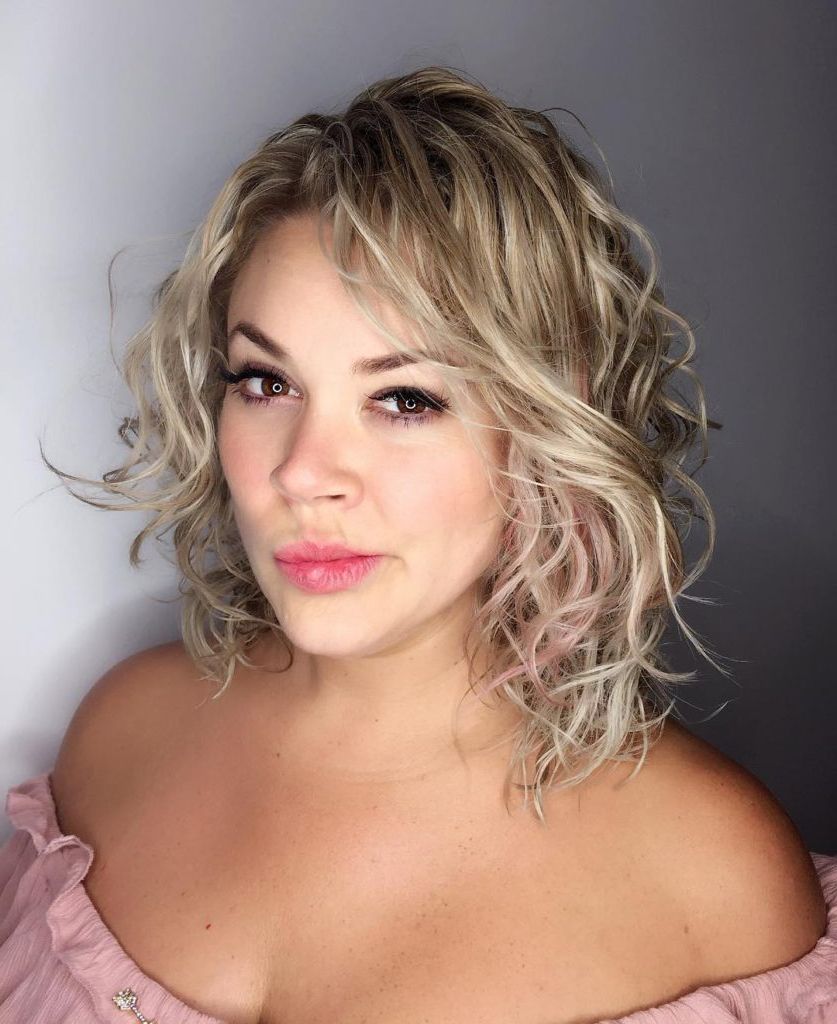 Women's Messy Wavy Layered Bob With Blonde Color And Pink Highlights Regarding Jaw Length Curly Messy Bob Hairstyles (View 16 of 25)