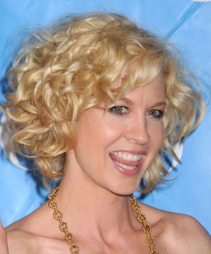 Short Blonde Curly Hairstyles For Women En 2018 | Cabello Inside Playful Blonde Curls Hairstyles (Photo 2 of 25)