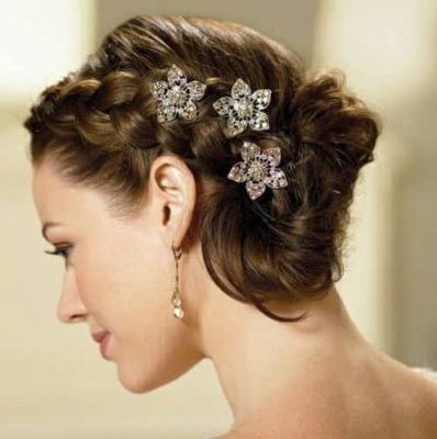 14 Best Indian Bridal Hairstyles For Short Hair: Photos, Tips Intended For Messy Bun Wedding Hairstyles For Shorter Hair (View 14 of 25)