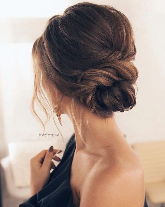 25 Romantic And Chic Rehearsal Dinner Hairstyles – Weddingomania Within Bumped Twist Half Updo Bridal Hairstyles (View 15 of 25)