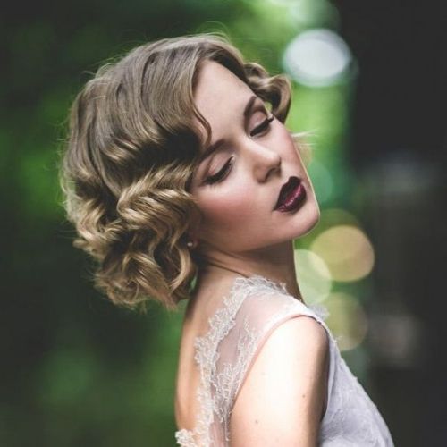 26 Short Wedding Hairstyles And Ways To Accessorize Them – Weddingomania Within Short Wedding Hairstyles With Vintage Curls (View 14 of 25)