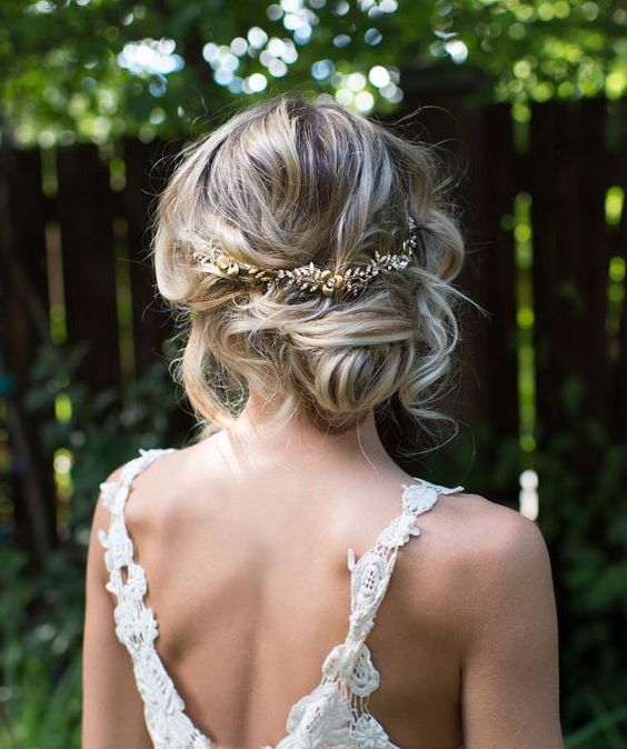 41 Trendy And Chic Messy Wedding Hairstyles – Weddingomania For Bohemian Braided Bun Bridal Hairstyles For Short Hair (View 11 of 25)