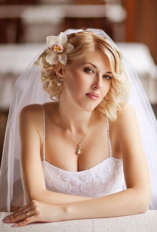 Wedding Hairstyles For Short Hair – Curly Wedding Hairstyle With With Regard To Blonde Half Up Bridal Hairstyles With Veil (View 16 of 25)