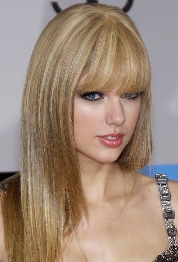 Hairstyles: Taylor Swift – Long Straight Hairstyle With Bangs With Taylor Swift Long Hairstyles (Photo 16 of 25)