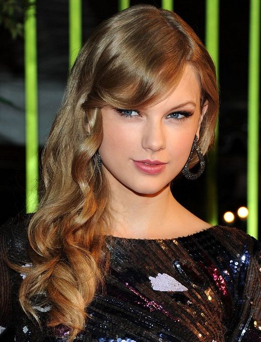 Taylor Swift Hairstyles: Chic Long Wavy Hair – Popular Haircuts With Chic Long Hairstyles (View 10 of 25)