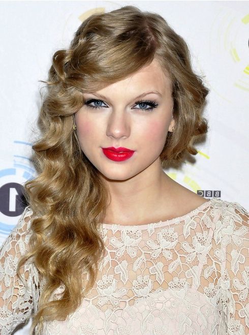 Taylor Swift Long Hairstyles: Side Curls – Popular Haircuts Throughout Taylor Swift Long Hairstyles (View 20 of 25)