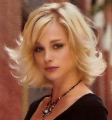 37 Medium Length Hairstyles And Haircuts For 2019 Pertaining To Layered And Outward Feathered Bob Hairstyles With Bangs (Photo 21 of 25)