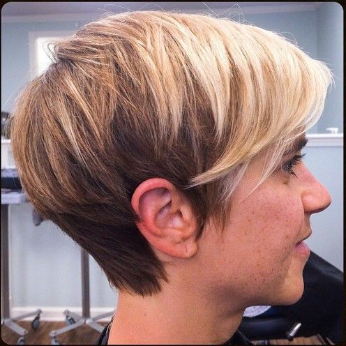 21 Lovely Pixie Haircuts Perfect For Round Faces: Short Hair Inside Color Highlights Short Hairstyles For Round Face Types (Photo 6 of 25)