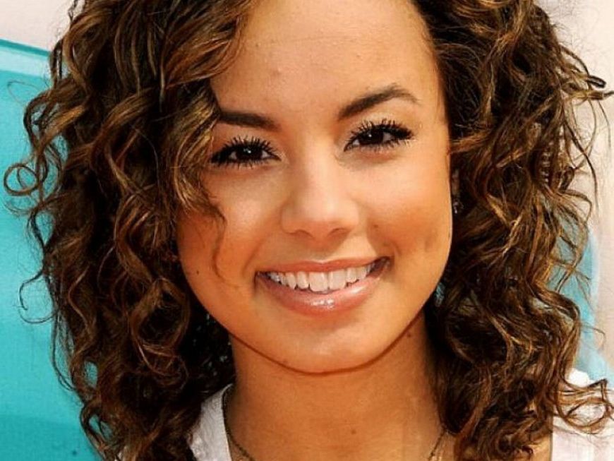 Best Shoulder Length Curly Hairstyles Side Bangs For Round Regarding Curly Hairstyles For Round Faces (Photo 10 of 25)