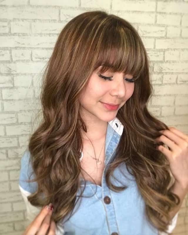 35 Light Brown Hair Colors For Smart Girls – Hairstylecamp Throughout Most Recent Feathered Bangs Hairstyles With Bright Highlights (View 24 of 25)