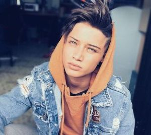 35 Androgynous Gay And Lesbian Haircuts With Modern Edge Throughout Most Recently Sleek Coif Hairstyles With Double Sided Undercut (View 6 of 25)