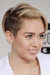 60 Modern Shaved Hairstyles And Edgy Undercuts For Women Intended For Most Up To Date Shaved Sides Pixie Hairstyles (View 23 of 25)